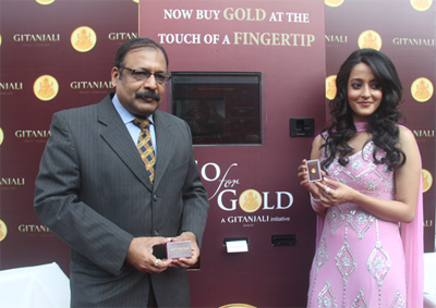 Первый автомат был торжественно открыт в Мумбаи звездой Болливуда Raima Sen и Sanjeev Agarwal исполнительным директор Gitanjali Export Corporation.