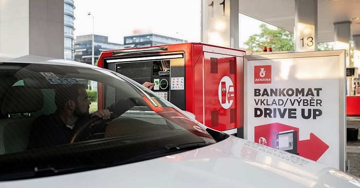 В Праге тестируют банкоматы для автомобилистов 