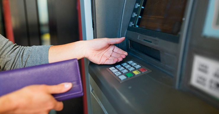 Услуга выдачи денег со счета телефона через банкоматы оказалась не востребованной 