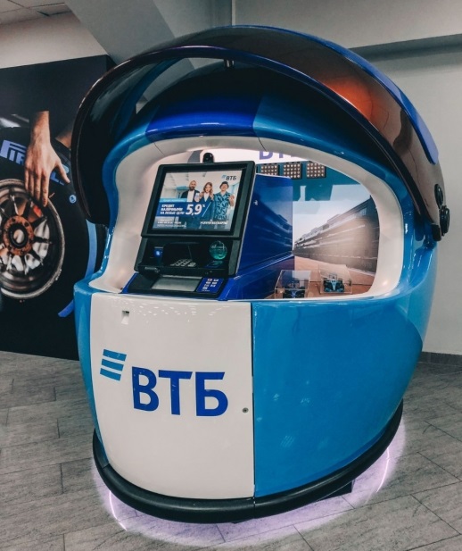 ВТБ установил в Сочи банкоматом в форме гоночного шлема