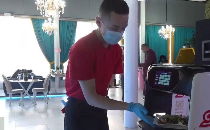 Роботы-официанты устроились на работу в один из ресторанов Алматы