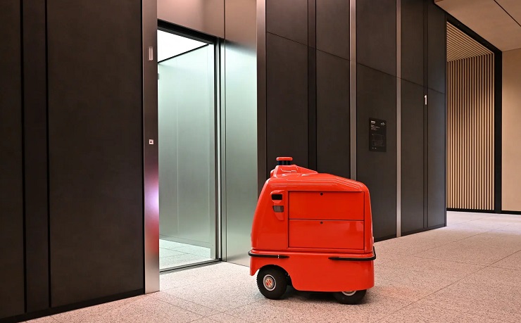 Роботы курьеры смогут управлять лифтами через облачный сервис