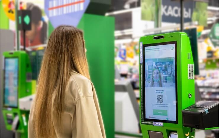«Сбер» массово внедрит оплату по биометрии в магазинах