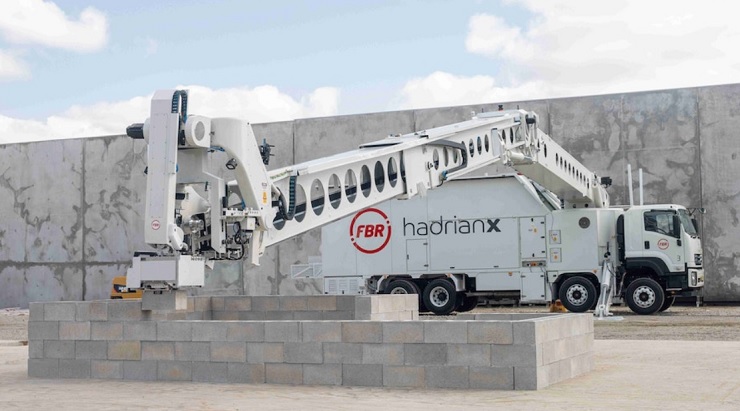 FBR поставит строительного робота для укладки блоков и кирпича Hadrian X в США