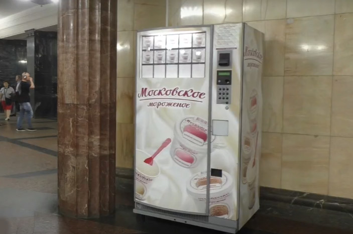 Вендинг автомат с мороженым появился в московской станции метро