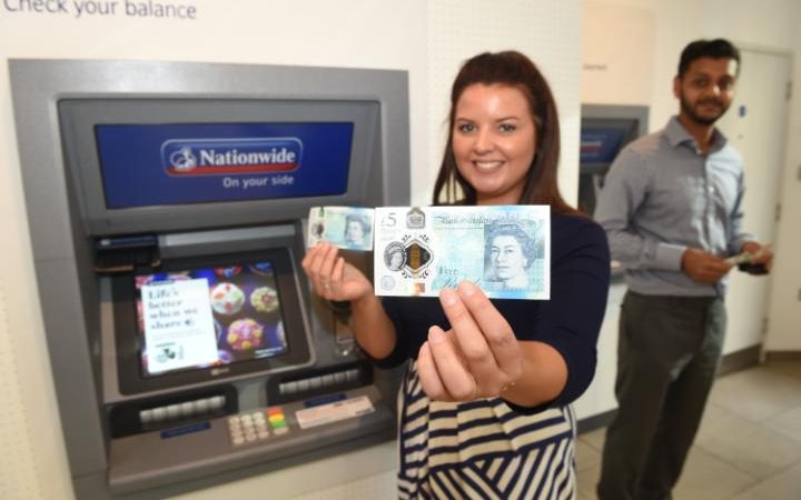 В Англии в обращение поступили новые £5 полимерные банкноты