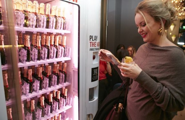 В Лондоне появился вендинг автомат с бесплатным шампанским