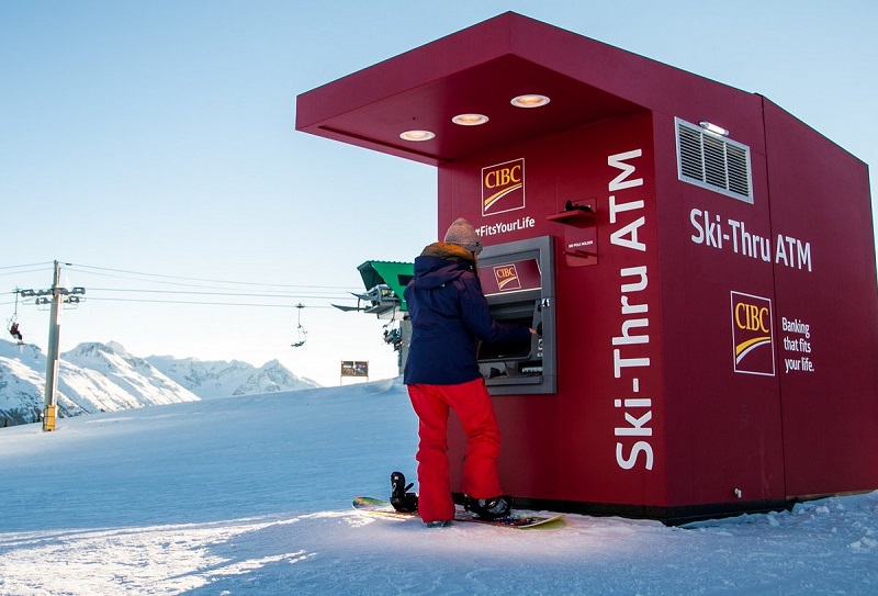 Первый банкомат для лыжников открылся на канадском горнолыжном курорте