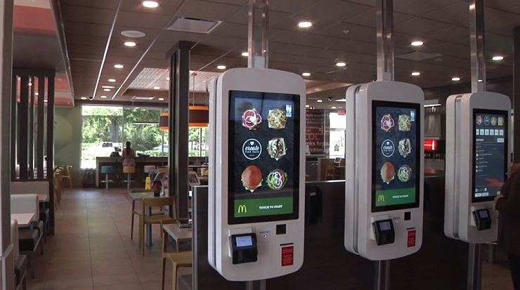 Латвийские рестораны McDonald's оборудуют киосками самообслуживания 