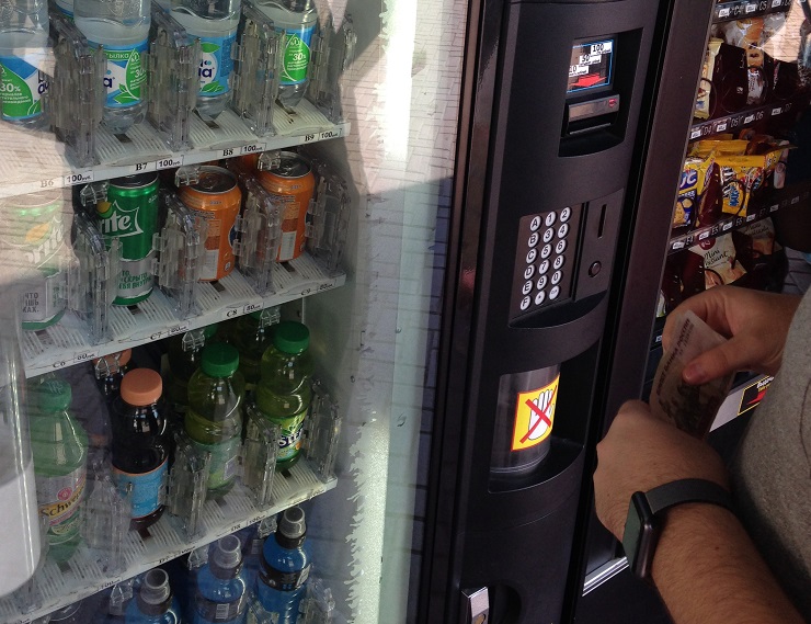 Подмосковное УФАС проверяет вендинговые автоматы в аэропортах на предмет завышения цен